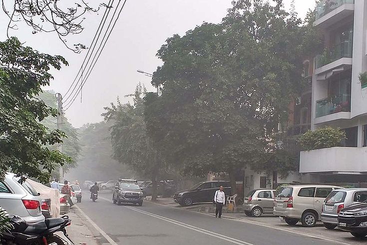 Versmogte Straße in einem Neu-Delhi-Wohnbezirk. 