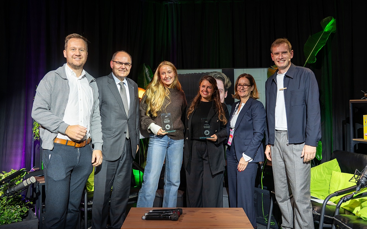 Die Preisträger „Influencer 2026“ der Hanns-Seidel-Stiftung: Marisa Lattemann (2. v. l.), Katharina Kunert und Andreas Grassl (per Video zugeschaltet, im Hintergrund) zusammen mit den Jurymitgliedern Prof. Dr. Jonas Schützeneder (li.) und Dr. Annette Schumacher (2. v. r.) sowie Christian Schmidt (2. v. l.), stellvertretender Vorsitzender der Hanns-Seidel-Stiftung, und Moderator Florian Schwegler.