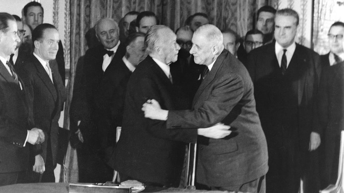 Der Élysée-Vertrag war aus das Werk zweier Staatsmännder: dem französischen Präsidenten Charles de Gaulle und dem deutschen Bundeskanzler Konrad Adenaur. 