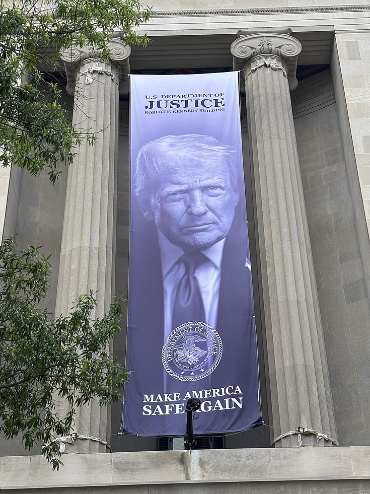 "Make America safe again" - dieses Trump-Plakat ziert ein Regierungsgebäude in Washington.