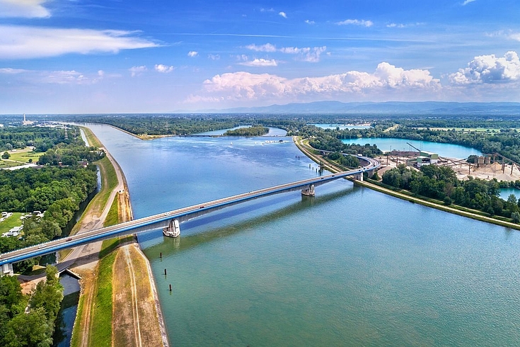 Die Pierre-Pflimlin-Autobahnbrücke über den Rhein, die Frankreich und Deutschland verbindet.