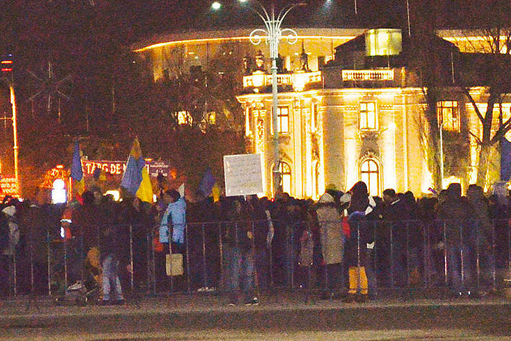 Abends gehen aufgebrachte Bürger in Bukarest auf die Straße und zeigen ihren Unmut deutlich.