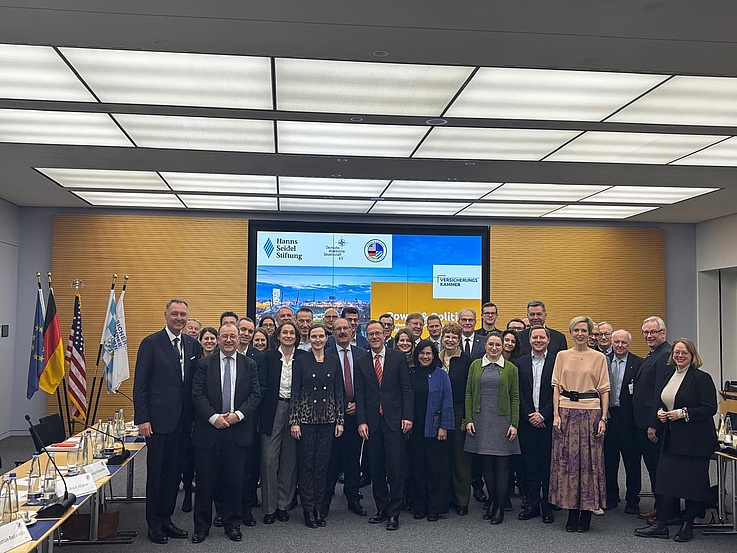 Die Podiumsteilnehmer mit den Gastgebern und Organisatoren der Veranstaltung 