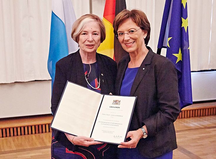 Staatsministerin Emilia Müller und Ursula Männle nach der Urkundenübergabe