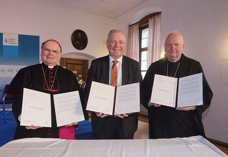 Markus Ferber, MdEP und Vorsitzender der Hanns-Seidel-Stiftung unterzeichnet zusammen mit dem Bischof Dr. Betram Meier und Abt Johannes Schaber vom Benediktinerkloster Ottobeuren ein Manifest für Europa. 
