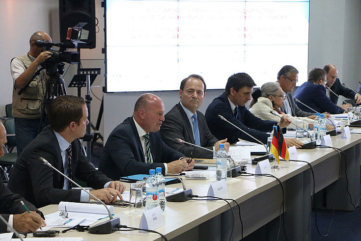 Höchste Konzentration bei der deutschen Delegation mit Peter Rief von der CSU-Landesleitung (links), Bundesaussiedlerbeauftragtem Hartmut Koschyk (MdB) und Dr. Alexander Schumacher vom BMI (Mitte).