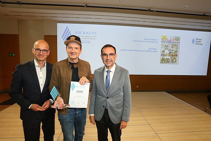 v.li.: BR-Chefredakteur Chrisitian Nitsche, Peter Wachler, MdL, der den Preis stellvertretend für die Redaktion der Schülerzeitung "Die Idee" der Maria-Ward-Realschule Mindelheim entgegennahm, und HSS-Vorsitzender Prof. Klaus Holetschek
