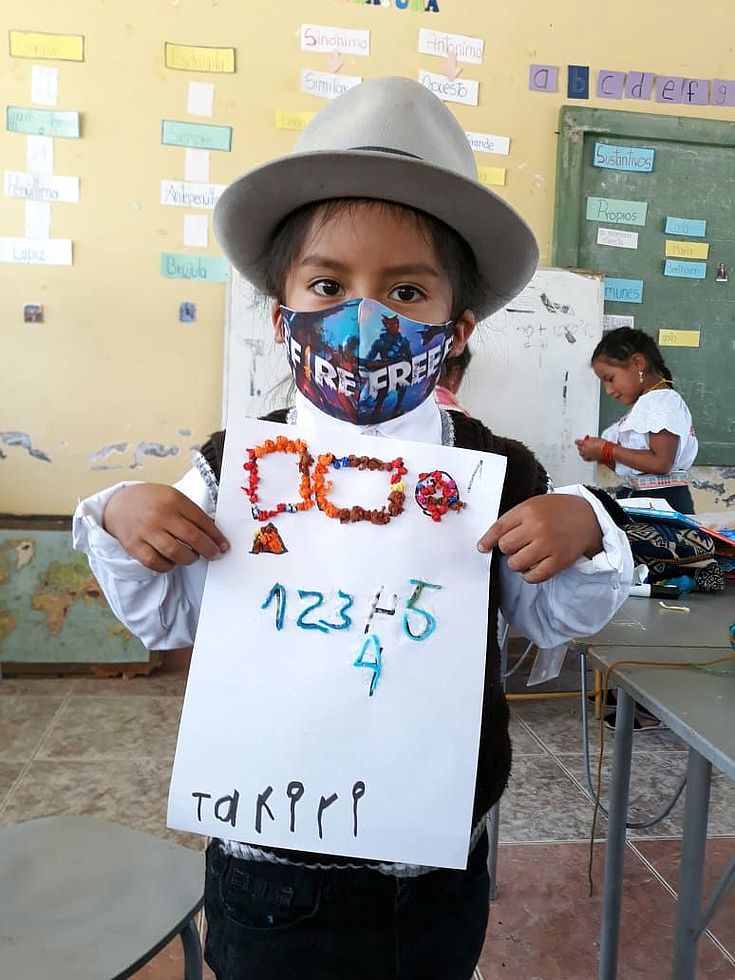 Dieser ecuadorianische  Junge wird in einem Sozialprojekt von (Ex-)Stipendiaten der HSS zusätzlich zum Online-Unterricht betreut und gefördert.
