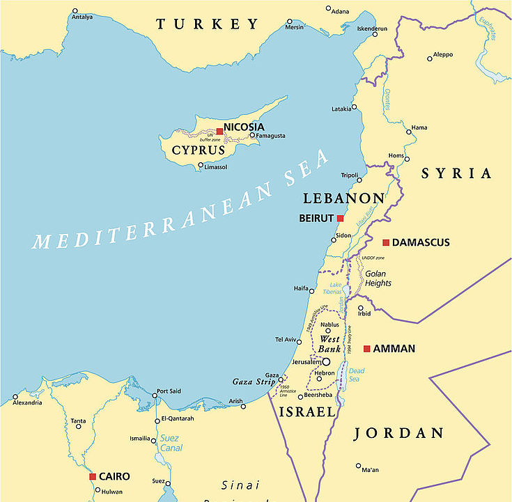 Karte des östlichen Mittelmeerraumes. Libanon als schmales Band mittig, links daneben das Mittelmeer mit der Insel Zypern am nördlichen Bildrand.