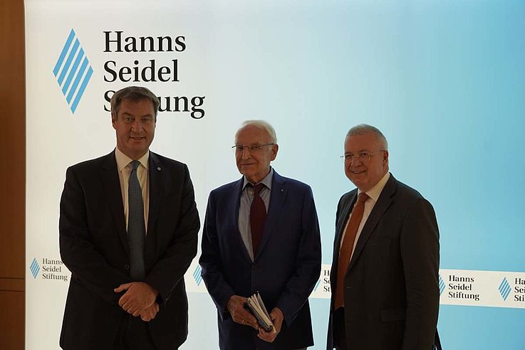 Stiftung mit Stil: Sowohl Ministerpräsident Dr. Markus Söder, der ehemalige Ministerpräsident Dr. Edmund Stoiber als auch der wiedergewählte Stiftungsvorsitzende Markus Ferber, MdEP, tragen Krawatte.