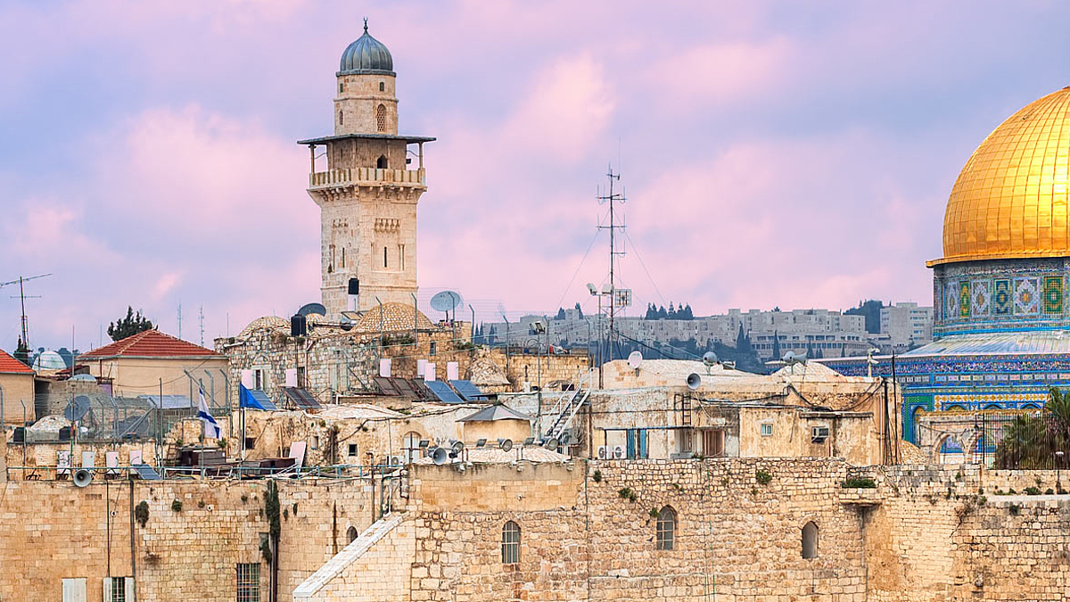Blick auf die Altstadt von Jerusalem, eine Kuppel einer Kirche und einer Moschee ist zu sehen
