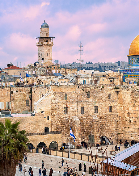Blick auf die Altstadt von Jerusalem, eine Kuppel einer Kirche und einer Moschee ist zu sehen