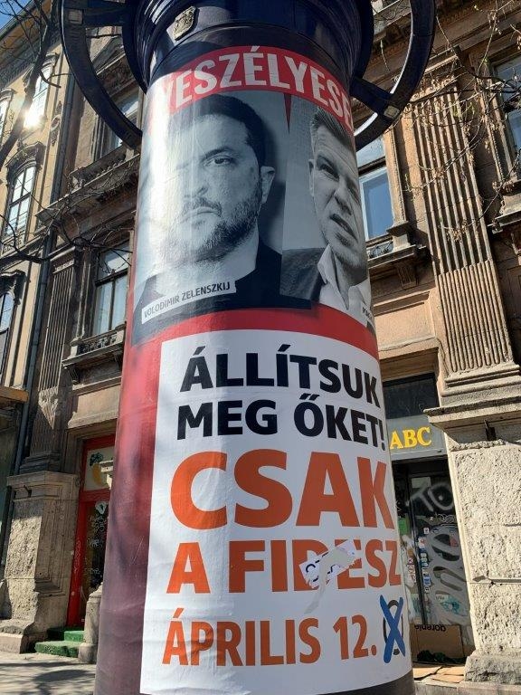 Wahlplakat der Fidesz-Partei: Abgebildet sind der ukrainische Staatspräsident Zelenskij (links) und der Herausforderer Péter Magyar: "Gefährlich. Halten wir sie auf! Nur Fidesz!"