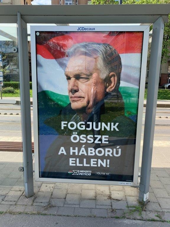 Wahlplakat mit dem Verlierer der Wahl, Viktor Orbán: "Lasst uns zusammenhalten gegen den Krieg!"