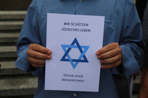 Das Plakat setzt ein Zeichen gegen Antisemitismus und für ein respektvolles gesellschaftliches Miteinander.