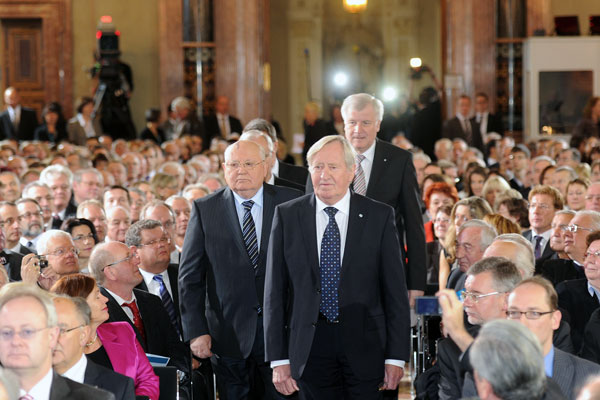 Michail Gorbatschow, Hans Zehetmair und Horst Seehofer im Kaisersaal der Residenz