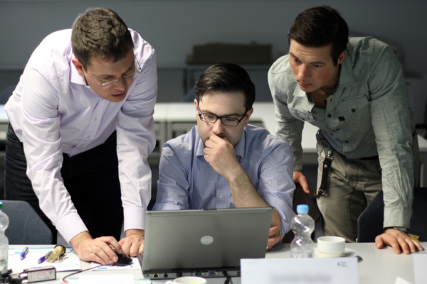 Lars-Marten Nagel (l.) führte die Stipendiaten in den Datenjournalismus ein