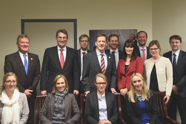 Die Delegation trifft Mark Green und Jan Surotchak beim International Republican Institute (mittlere Reihe 1. u. 3. v. l.)