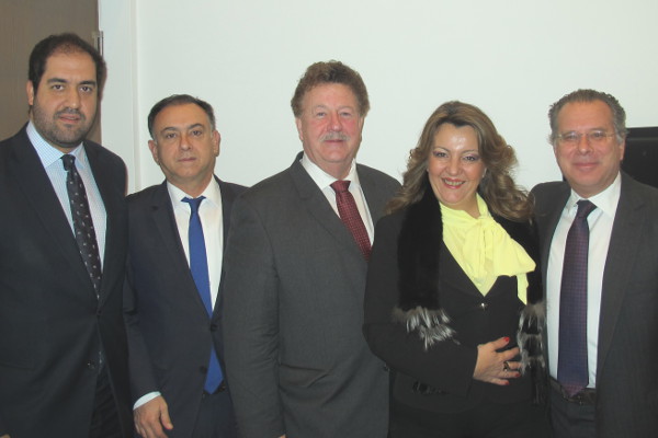 Hans-Joachim Fuchtel (M.) mit den griechischen Abgeordneten Ioannis Kefalogiannis, Christos Kellas, Maria Antoniou und Georgios Koumoutsakos