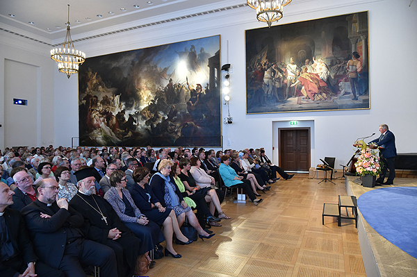 Wegen großen Andrangs wurde die Veranstaltung per Video vom Senats- in den Plenarsaal übertragen. © Bildarchiv Bayerischer Landtag, Foto: Ralf Poss