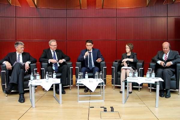 Gerhard Conrad, Axel Voss, Moderator Satish Sule (EU-Kommission), Jana Gajdosova und Burkhard Körner