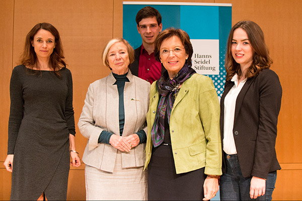 Isabel Küfer, Ursula Männle und Emilia Müller mit Stipendiaten des Journalistischen Förderprogramms