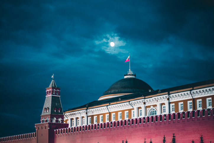 Die Mauern des Kreml bei nach mit dem Mond, der zwischen sturmzerrissenen Wolken hervorscheint